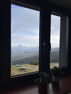 Evin penceresinin görüntüsü