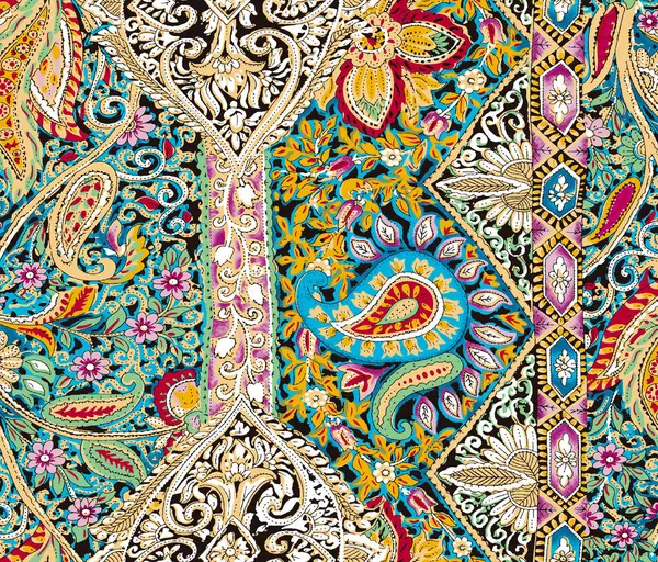 Renkli kumaş üzerine geleneksel desenli süs.