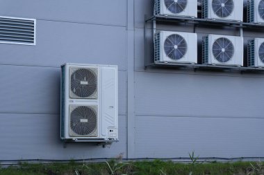 Binanın dış tarafındaki havalandırma ünitelerine yakın çekim yapıyoruz. Bu üniteler, ısıtma, havalandırma ve havalandırma sistemi (HVAC) için hayati önem taşıyan elektrikli vantilatörler ve soğutucu pompaları barındırıyor..