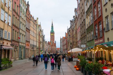 Gdansk 'taki Uzun Pazar, haklı olarak kentin en popüler turistik merkezi. Bu dar, dikdörtgen kare, peri masalı gibi, çeşitli renklerde zengin dekore edilmiş evler boyunca. Gdansk, Polonya - 3.11.2024.