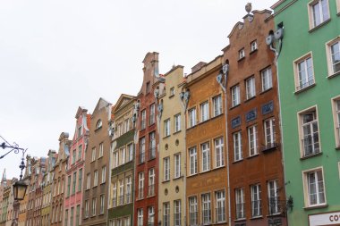 Gdansk 'taki Dlugi Targ Meydanı' ndaki bir dizi canlı ev bir peri masalı kasabasının atmosferini oluşturuyor. Zengin dekore edilmiş cepheler ve karmaşık oymalar dünyanın dört bir yanından gelen ziyaretçilerin dikkatini çekiyor. Gdansk, Polonya - 3.11.2024.