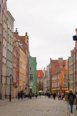 Dlugi Targ Meydanı, Gdansk 'ın tipik tarihi mimarisinin dekoratif unsurlarına sahip renkli binalarla dolu. Resimli cepheleri burayı özellikle fotojenik yapıyor. Gdansk, Polonya - 3.11.2024.