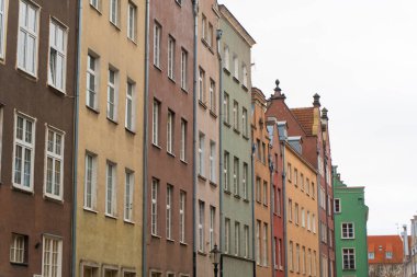 Gdansk 'taki Dlugi Targ Meydanı, canlı evleri ve zengin cepheleriyle, eski Avrupa' nın atmosferine ziyaretçileri taşıyan ortaçağ tarihinden bir sahne gibi hissettiriyor. Gdansk, Polonya - 3.11.2024.