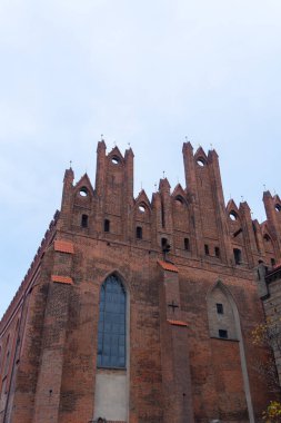 Gdansk, Polonya - 3.11.2024: St. Nicholas Bazilikası, çarpıcı tuğla cephesi ve yüksek kuleleriyle tanınan, Gdansk 'taki Gotik mimarinin önemli bir örneğidir..