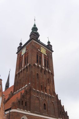 Gdansk, Polonya - 3.11.2024: St. Catherine Kilisesi 'nin kırmızı tuğladan inşa edilmiş çan kulesine yakın çekim.