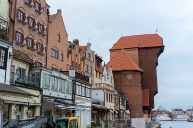 Eski Gdansk kasabasının binaları, Motlawa Nehri 'ndeki ünlü Crane Gate manzaralı. Gdansk, Polonya - 3 Kasım 2024