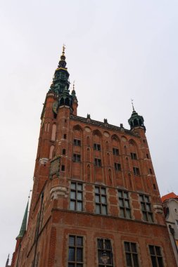 Gdansk 'taki ana belediye binası Dluga ve Dlugi Targ caddelerinin kavşağında gururla duruyor ve tarihi Gotik ve Rönesans mimarisini gözler önüne seriyor. Gdansk, Polonya - 3 Kasım 2024