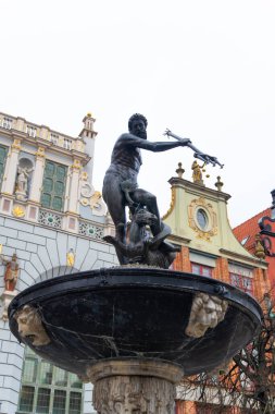 Neptün Çeşmesi Gdask 'taki tarihi 17. yüzyıl çeşmesi Artus Court' un girişine yakın olan şehrin en önemli kısmı olan Long Market 'te gururla duruyor. Gdansk, Polonya - 3 Kasım 2024.