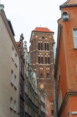 Gdansk 'taki St. Mary Kilisesi, bulutlu bir sonbahar gününde, Geniş tuğla cephesi ve çarpıcı ortaçağ tasarımıyla Eski Şehir' in üzerine yükselir. Gdansk, Polonya - 3 Kasım 2024