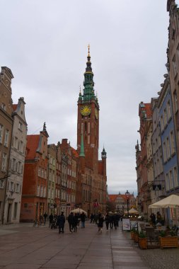 Gdansk 'ın ana belediye binasının Gotik ve Rönesans mimari güzelliği. Dluga ve Dlugi Targ 'ın hareketli sokaklarına bakan bu tarihi bina geçmişe bir yolculuk sunuyor. Gdansk, Polonya - 3 Kasım 2024.