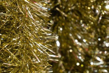 Işığı yansıtan parlak metalik iplikçiklere sahip altın sarısı süslemeler. Bu zengin altın rengi, manzaraya lüks ve sıcaklık katıyor. Dekoru gerçekten ışıl ışıl yapıyor..