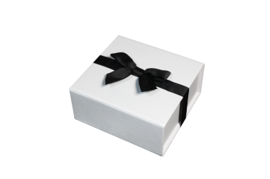 Zarif bir fiyonk takılmış siyah saten kurdeleli minimalist beyaz bir hediye kutusu. Bayram için mükemmel bir stil hediyesi. Resim şeffaf bir arkaplan ile PNG biçiminde.