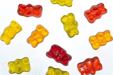 Değişik parlak renklerde klasik jelibon ayılar. Her biri asla modası geçmeyen, şeker severler için mükemmel tatlı ve çiğnenebilir şeyler. Neşeli şekilleri ve canlı renkleri jelibonları hem çocuklara hem de yetişkinlere karşı dayanılmaz bir cazibe uyandırıyor..