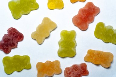 Sodanın içindeki dondurulmuş jelibon en son moda oldu. Sosyal medya büyüleyicisi. Jelibon ayılar beyaz bir zeminde yatıyor, buz kristalleriyle parıldıyor..