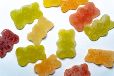 Gazoz köpüklü gevrek dondurulmuş şekerlemeler internette hızla popüler olan alışılmadık bir ikram. Donmuş jelibon ayılar kaotik bir şekilde dağılmış, beyaz yüzeye karşı canlı bir kontrast oluşturuyor..