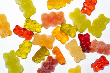 Yılın trendi: gazozda donmuş jelibonlar eşsiz görünüşleri ve şaşırtıcı zevkleri ile sosyal medyayı ele geçirmeye devam ediyor. Şekerler beyaz bir zemine saçılmış, sanki seni yeni tatlıyı tatmaya davet ediyormuş gibi..