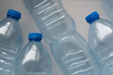 Büyük bir boş PET şişesi yığını, büyüyen plastik kirliliği sorununu yansıtıyor. Bir zamanlar hidrasyon için gerekli olan şişeler, şimdi geri dönüşümün ve plastik tüketiminin azaltılmasının önemini görsel bir hatırlatma görevi görüyor..