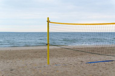 Yumuşak kumla çevrili, yumuşak dalgalarla yıkanmış küçük bir voleybol sahası. Bu nokta, denizin sakinliğiyle sporun enerjisini birleştiriyor. Rahatlamak ve oynamak için uyumlu bir geri çekilme yaratıyor..