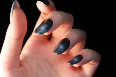 Çağdaş yüksek teknolojili manikür, kedi gözü cilasının krom benzeri etkisi, parlak renklerle vurgulanmış, alışılmadık ve sofistike görünüyor. Çiviler üzerindeki metalik etki cesur kararlar için mükemmel bir seçimdir..