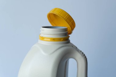 Yenilikçi Paketleme Tasarımı: Yeni nesil sarı şapkalı, açık süt şişesinin yakın çekimi. Kapak açıldıktan sonra bile yerinde kalıyor ve plastik atıkları azaltma girişimini destekliyor, kullanılması elverişli ve çevresel açıdan güvenli kılıyor..