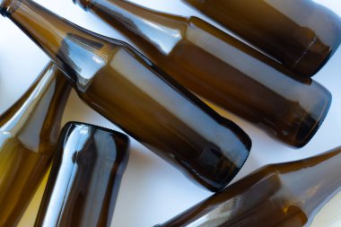 Kaotik Bozukluk: Cam şişeler beyaz arka plana rastgele dağılmış. Her boş bira şişesi kendi istikametinde uzanıp statik çekimde spontane ve dinamik bir enerji yaratıyor..