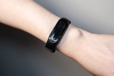 Bir elde keskin bir detay ile kırık bir spor ekranı, keskin hatları ve hasarlı yüzeyi ile bir elde yıpranmış bir spor ekranı gösterilir..