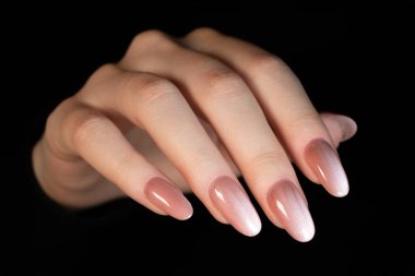 Uzun tırnaklardaki şeftali tonlarında manyetik manikür. Cilanın sofistike parlaklığı ışık değiştiğinde dinamik bir etki yaratıyor. Şeftali rengi manyetik manikür zarif ve asil görünüyor..