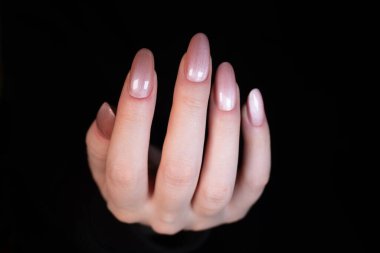 Çıplak oval şekilli, parlak bir kapak ve 