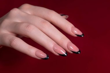 Parlak siyah uçlu, parlak ve çarpıcı bir kontrastla son derece sofistike bir manikürle son moda siyah Fransız manikürü. İfade aksanını seven kendine güvenen kadınlar için ideal bir seçim..