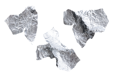 Alüminyum folyo kırıntıları minimalist bir tepede sergileniyor. Yüzeyler yoğun kırışıklıklar ve kıvrımlar sergiliyor, derinlik ve karmaşıklık ekliyor.