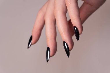 Kusursuz siyah jöleli bir elin yakın çekimi minimalizm ve lüksün mükemmel bir karışımı, akşam yemeği için ideal..