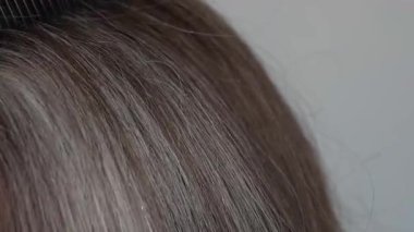 Gri iplik boyunca düzgün bir tarak hareketi doku farklılıklarını vurgular ve yaşlanmanın doğal güzelliğini vurgular..