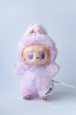 Rumia, Polonya - 16 Ağustos 2025: Labubu tasarım oyuncak bebek pelüşü, tapılası yumuşak pastel figürlü fantezi canavar detayları, koleksiyoncular için sanat oyuncağı.