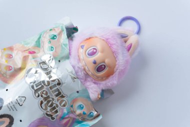 Rumia, Polonya - 16 Ağustos 2025 Fluffy Labubu pastel oyuncak bebek, yumuşak peluş maskot, rüya gibi çocukluk karakteri koleksiyonu.