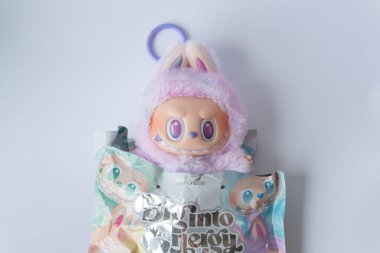 Rumia, Polonya - 16 Ağustos 2025: Tatlı pastel Labubu pelüş bebek anahtarlığı, tapılası koleksiyon figürü, nadir bulunan modern sanat maskotu.