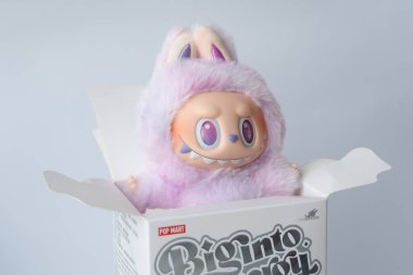 Rumia, Polonya - 16 Ağustos 2025: Yumuşak pastel Labubu pelüş maskotu, rüya gibi sevimli koleksiyon oyuncağı, çocuklar ve hayranlar için el yapımı mini figür.