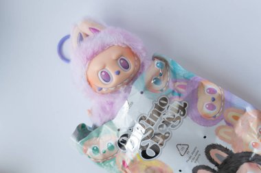 Rumia, Polonya - 16 Ağustos 2025: Seçkin Labubu tasarım oyuncağı, tavşan detaylarıyla pastel pelüş bebek karakteri, popüler sanat koleksiyonu figürü.