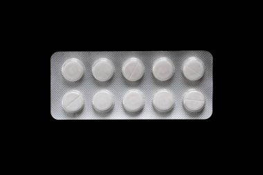 Temiz gümüş kabarcıklar içinde ilaç tabletleri. Yüksek kaliteli tıbbi ambalajlı sağlık, tedavi ve modern eczane kavramı.