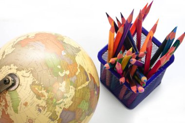 Seçici odak; Beyaz zemin üzerinde renkli kalemler veya renkli kalemler bulunan üst görünüm küresi. ; Öğrenme; öğrenim ve eğitim kavramı.