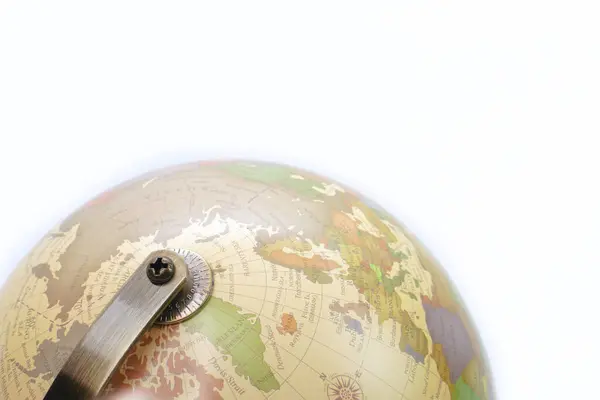 Seçici odak, beyaz arkaplanda Top view küresi. Öğrenim, öğrenim ve eğitim kavramı.