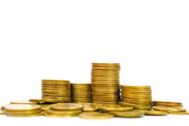 Beyaz arka planda altın para yığını. İş, kâr ve mali konsept.