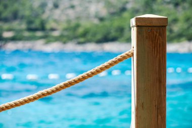 Bir rıhtım ipinin detaylı makro çekimi, sıkıca dokunmuş liflerin karmaşık dokularını sergiliyor, denizcilik ve deniz teması için mükemmel..