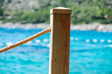 Bir rıhtım ipinin detaylı makro çekimi, sıkıca dokunmuş liflerin karmaşık dokularını sergiliyor, denizcilik ve deniz teması için mükemmel..