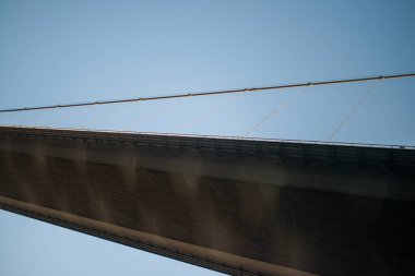 Yukarıdan İstanbul Boğaz Köprüsü 'nün karmaşık ve ayrıntılı bir görüntüsü, bu mühendislik harikasını tanımlayan doku ve yapısal unsurları vurguluyor..