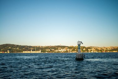 İstanbul 'da İstanbul Boğazı boyunca uzanan Kuleli Askeri Lisesi' nin pitoresk bir manzarası zengin tarihi mimarisini ve muhteşem rıhtım manzarasını gözler önüne seriyor..