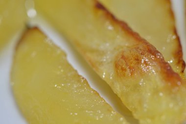 Bu klasik konforlu yemeğin nefis çıtır çıtır dokusunu ve ağız sulandıran görüntüsünü yakalayan altın ve çıtır patateslerin fotoğrafı..