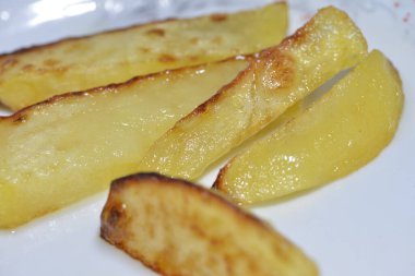 Bu klasik konforlu yemeğin nefis çıtır çıtır dokusunu ve ağız sulandıran görüntüsünü yakalayan altın ve çıtır patateslerin fotoğrafı..