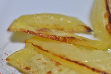 Bu klasik konforlu yemeğin nefis çıtır çıtır dokusunu ve ağız sulandıran görüntüsünü yakalayan altın ve çıtır patateslerin fotoğrafı..