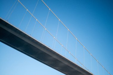 Yukarıdan İstanbul Boğaz Köprüsü 'nün karmaşık ve ayrıntılı bir görüntüsü, bu mühendislik harikasını tanımlayan doku ve yapısal unsurları vurguluyor..