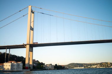 Yukarıdan İstanbul Boğaz Köprüsü 'nün karmaşık ve ayrıntılı bir görüntüsü, bu mühendislik harikasını tanımlayan doku ve yapısal unsurları vurguluyor..